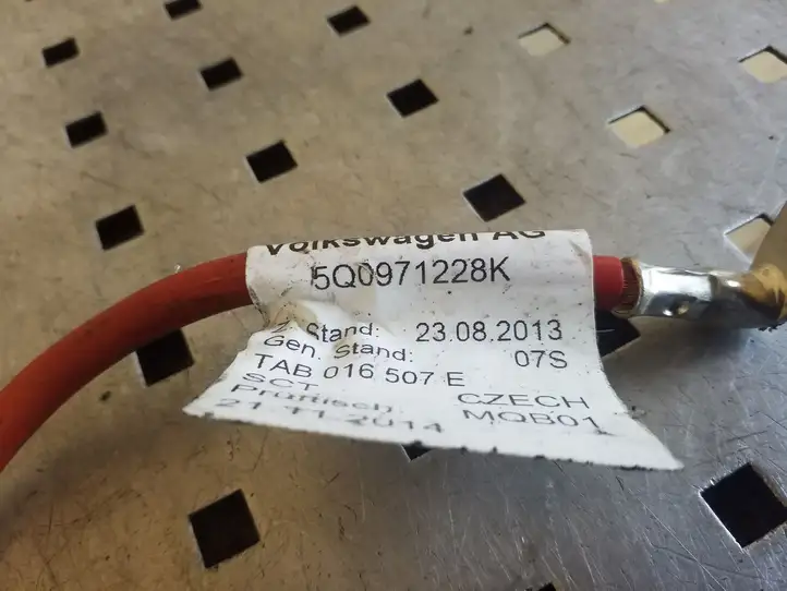 Volkswagen PASSAT B8 (2015 - ) 5Q0971228K Плюсовой провод аккумулятора — фото 3