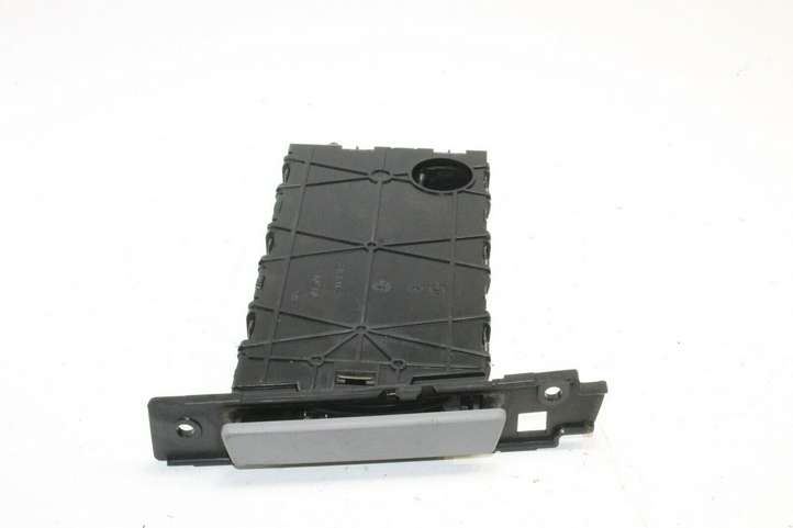 BMW 3 E90 E91 (2005 - 2012)  7127463 Передний держатель чашки