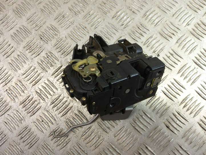 Audi A6 (2001 - 2004)  4B0839015B Замок задней двери