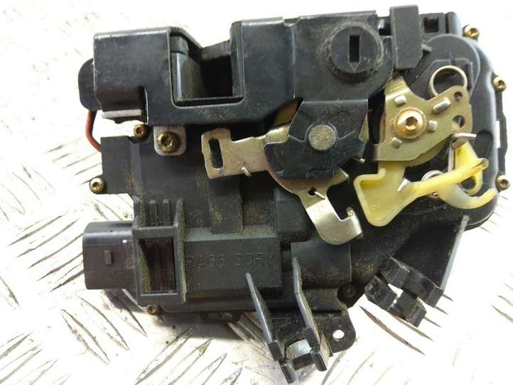 Audi A6 (2001 - 2004)  4B0839015B Замок задней двери