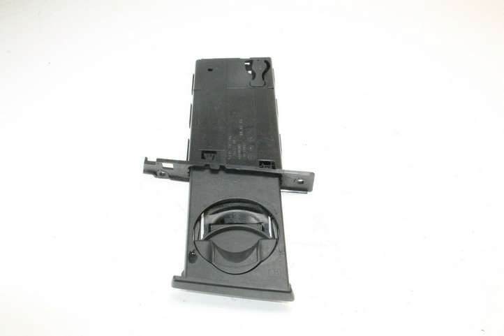 BMW 3 E90 E91 (2005 - 2012)  7127463 Передний держатель чашки