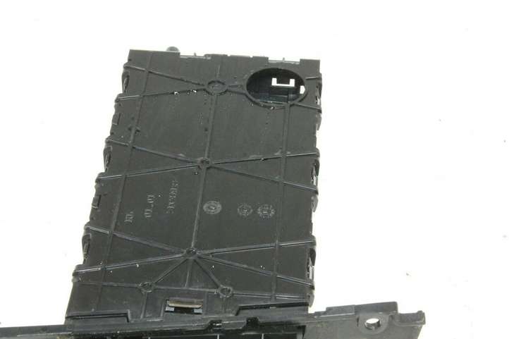 BMW 3 E90 E91 (2005 - 2012)  7127463 Передний держатель чашки