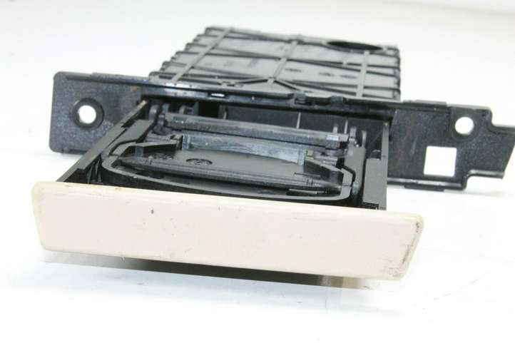 BMW 3 E90 E91 (2005 - 2012)  7127463 Передний держатель чашки