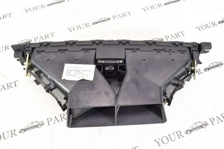 BMW 3 E92 E93 (2005 - 2014)  9130469 Центральный дефлектор