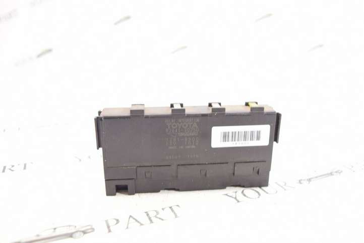 Lexus GS 300 350 430 450h (2004 - 2007)  8264130250 Блок предохранителей