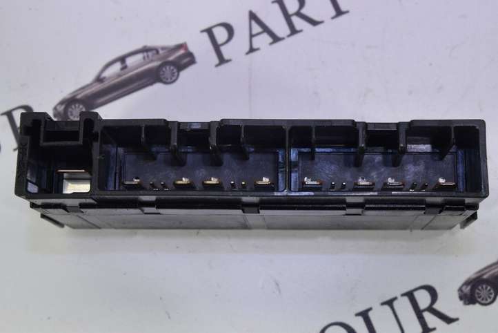 Lexus GS 300 350 430 450h (2004 - 2007)  8264130250 Ящик предохранителей (комплект)