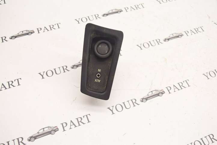 BMW 1 E81 E87 (2004 - 2011)  9110412 Разъем AUX