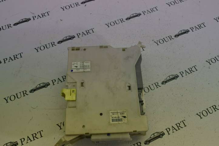 Lexus GS 300 350 430 450h (2004 - 2007)  8273030B61 Блок предохранителей