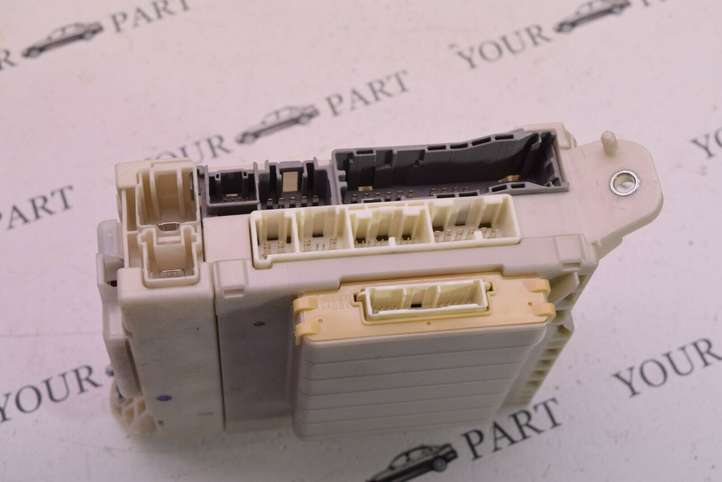 Lexus GS 300 350 430 450h (2004 - 2007)  8273030B61 Блок предохранителей