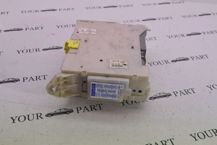 Lexus GS 300 350 430 450h (2004 - 2007)  8273030B61 Блок предохранителей