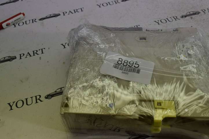 Lexus GS 300 350 430 450h (2004 - 2007)  8273030631 Блок предохранителей