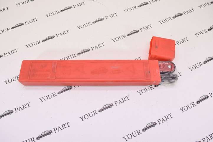 Lexus GS 300 350 430 450h (2004 - 2007)  E1327R030015 Аварийный знак