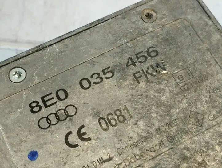 Audi A4 S4 B6 8E 8H (2000 - 2006) 8E0035456 Усилитель антенны — фото 3