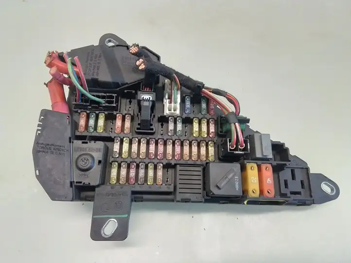 BMW 5 E60 E61 (2004 - 2010)  690658806 Блок предохранителей