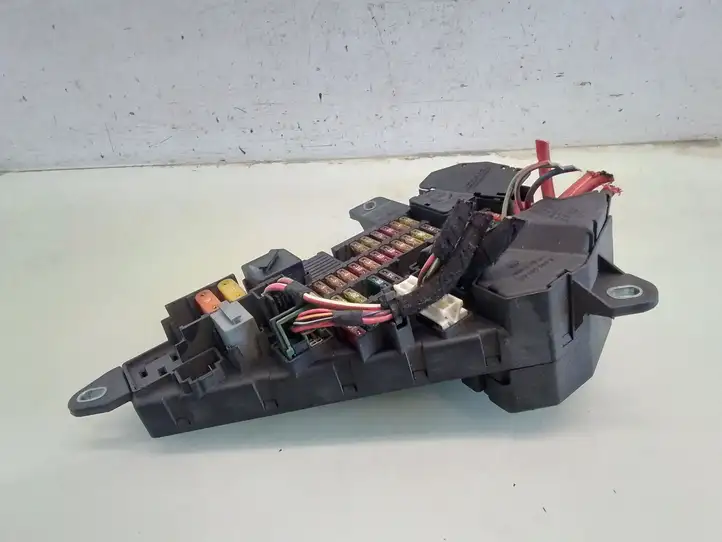 BMW 5 E60 E61 (2004 - 2010)  690658806 Блок предохранителей