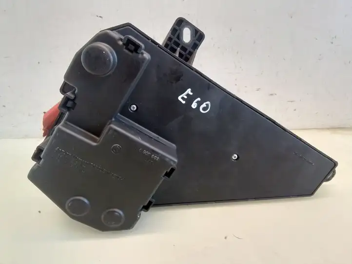 BMW 5 E60 E61 (2004 - 2010)  690658806 Блок предохранителей