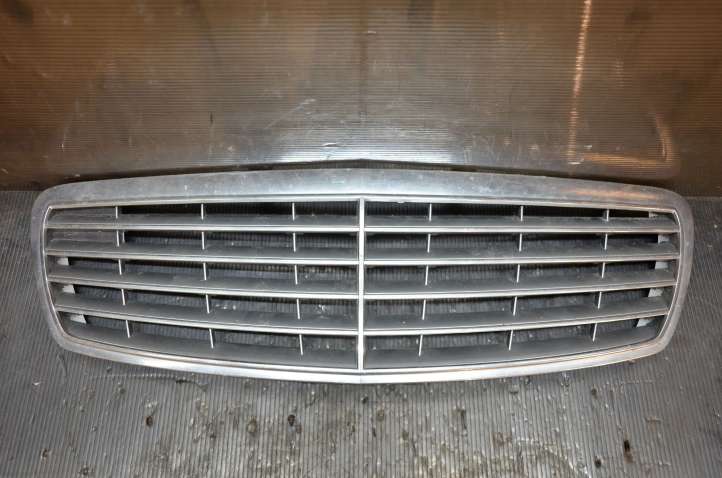 A2118800383 Mercedes-Benz E W211 Grotelės priekinės