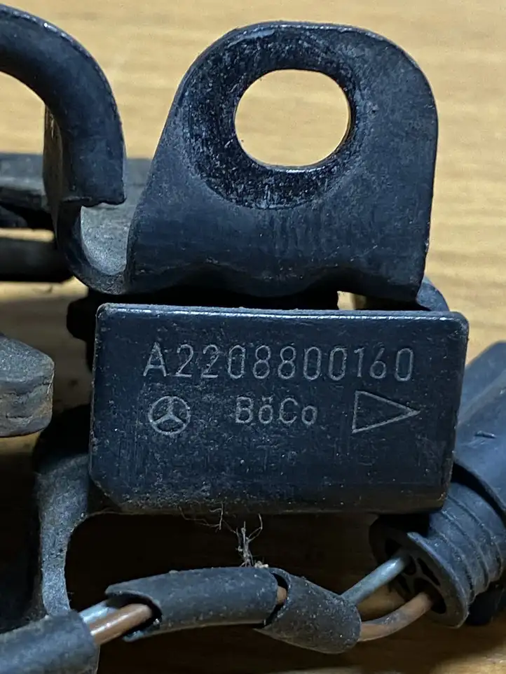 Mercedes-Benz S W220 (1998 - 2006) A2208800160 Замок капота — фото 4