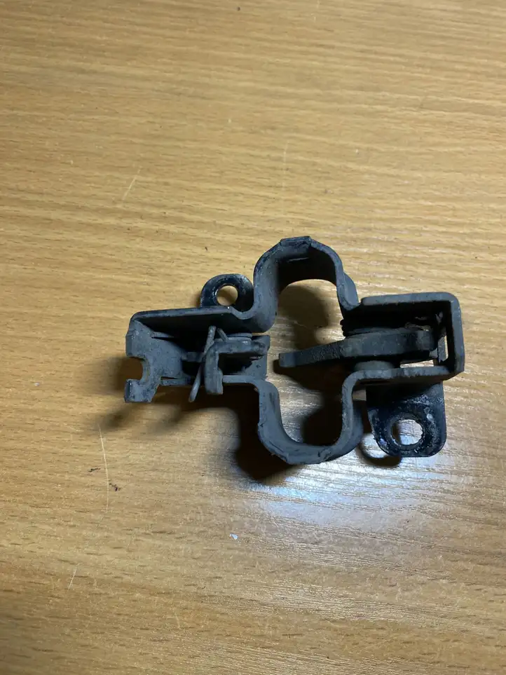 Mercedes-Benz CLS C219 (2003 - 2011)  A2198800160 Замок капота