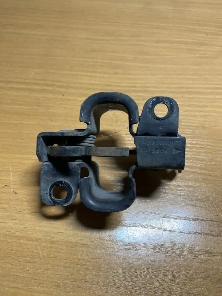 Mercedes-Benz CLS C219 (2003 - 2011)  A2198800160 Замок капота