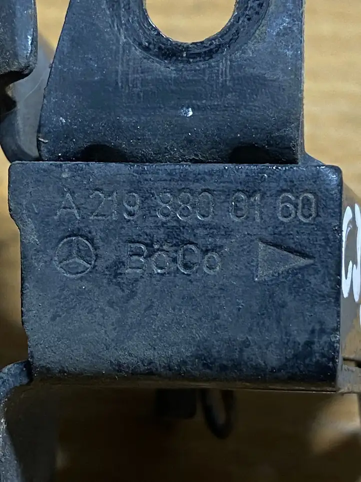 Mercedes-Benz CLS C219 (2003 - 2011)  A2198800160 Замок капота