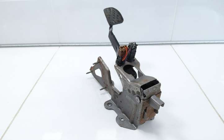 Nissan Qashqai (2006 - 2010)  E001046X11 Тормозная педаль