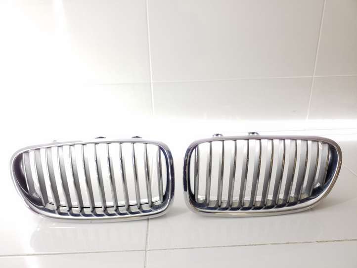 BMW 5 F10 F11 (2009 - 2016)  51137200728 Верхняя решётка