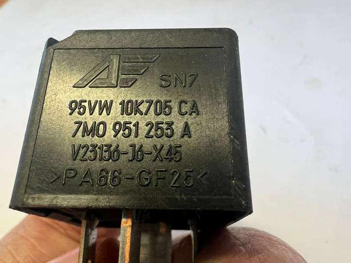 Volkswagen Golf IV (1998 - 2005)  7M0951253A Другое реле