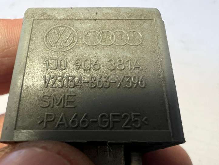 Volkswagen Golf IV (1998 - 2005)  1J0906381A Другое реле