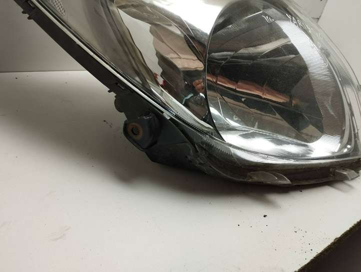 Toyota Yaris (2009 - 2012)  811100d350 Передняя фара