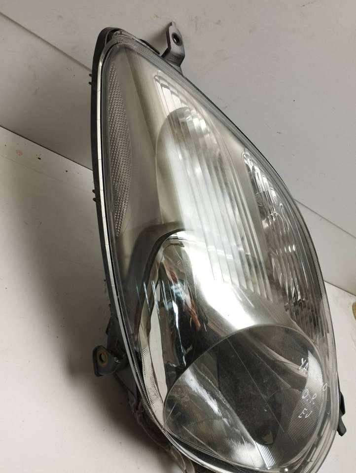 Toyota Yaris (2009 - 2012)  811100d350 Передняя фара