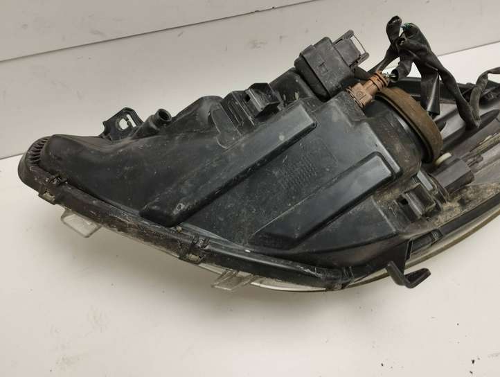 Toyota Yaris (2009 - 2012)  811100d350 Передняя фара