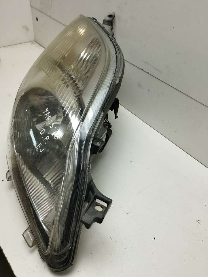 Toyota Yaris (2009 - 2012)  811100d350 Передняя фара