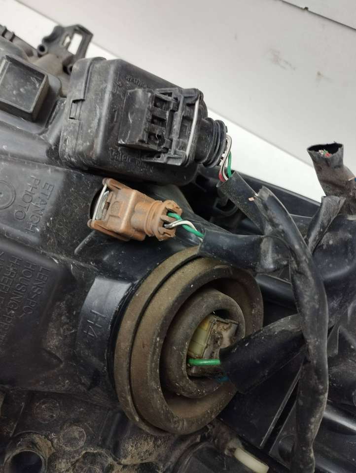 Toyota Yaris (2009 - 2012)  811100d350 Передняя фара