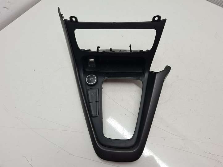 Ford Focus (2015 - 2019)  F1EBA044H83A Рамка рычага переключения передач
