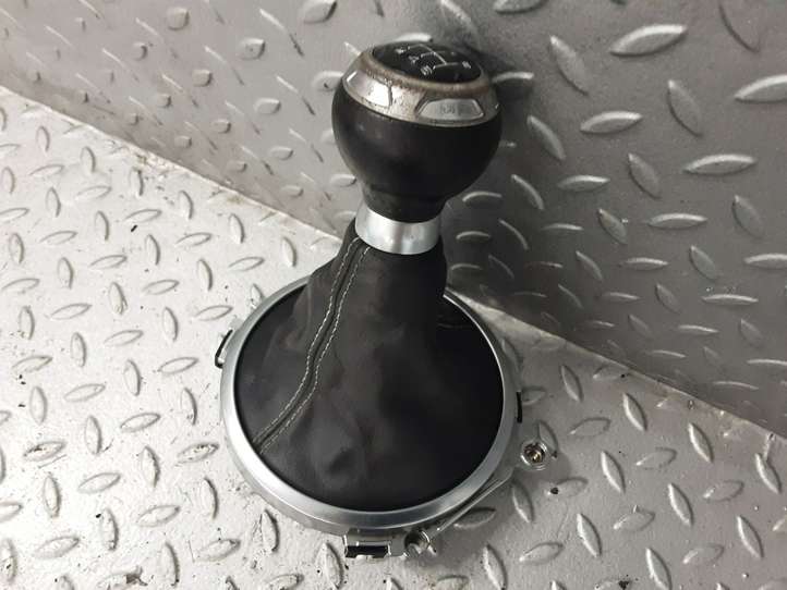 Audi TT (2006 - 2010)  8J0711113E Отделка рычага переключения передач (кожа, головка)