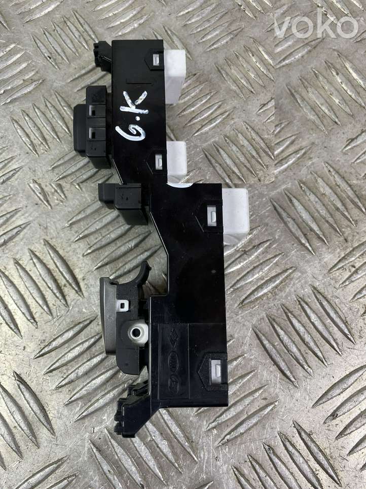 Hyundai Santa Fe (2015 - 2018)  935802W100UU5 Кнопка стеклоподъемников