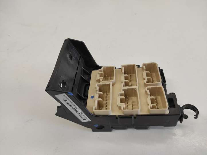 Toyota Corolla Verso AR10 (2004 - 2009)  358273405030 Блок предохранителей