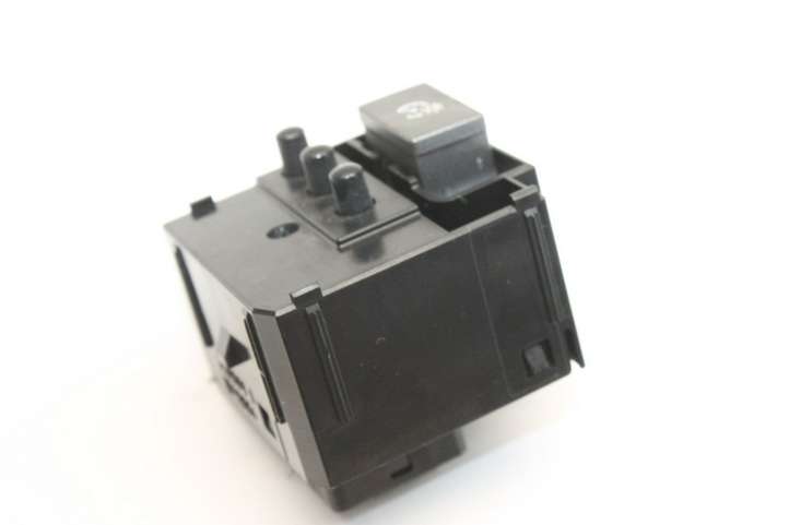 Toyota Prius (XW30) (2009 - 2015)   Кнопка крюка в багажнике