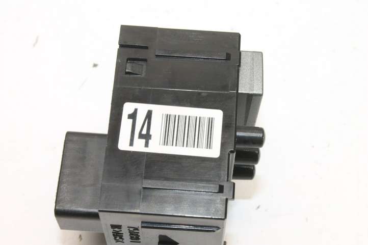 Toyota Prius (XW30) (2009 - 2015)   Кнопка крюка в багажнике