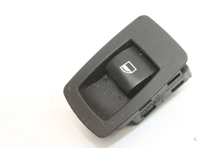 BMW 3 E92 E93 (2005 - 2014)  6945874 Кнопка крюка в багажнике