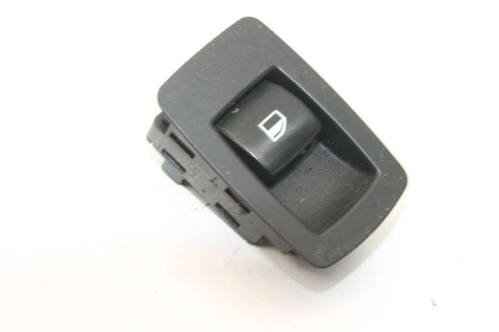 BMW 3 E92 E93 (2005 - 2014)  6945874 Кнопка крюка в багажнике