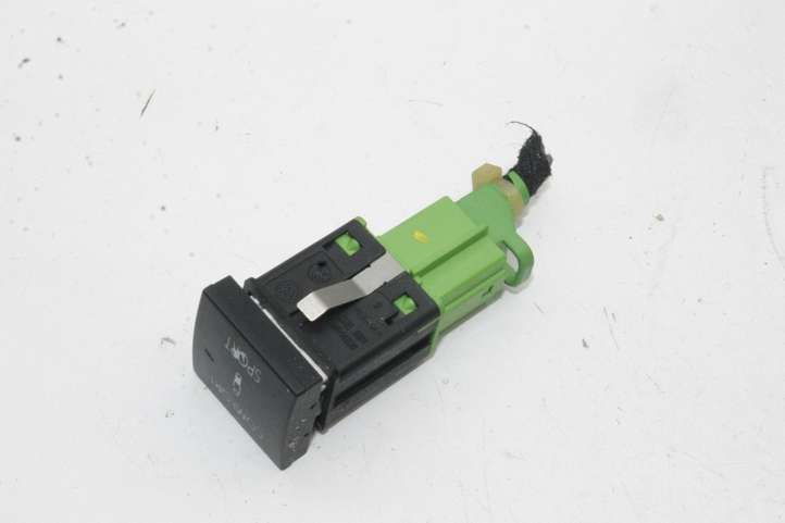 Volkswagen Scirocco (2008 - 2014)  1K0927124B Кнопка крюка в багажнике