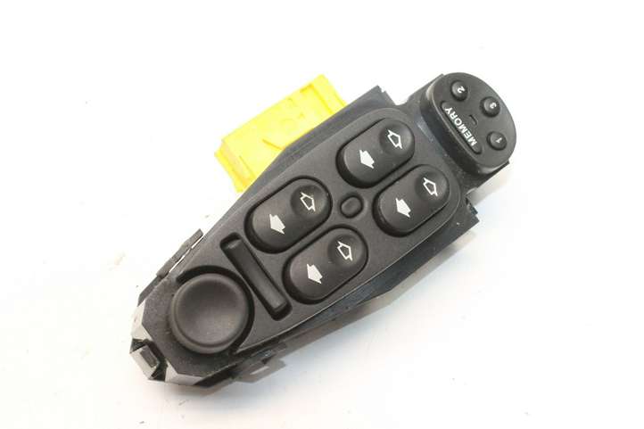 Jaguar XJ X308 (1998 - 2002)  LNC6330BF Кнопка крюка в багажнике