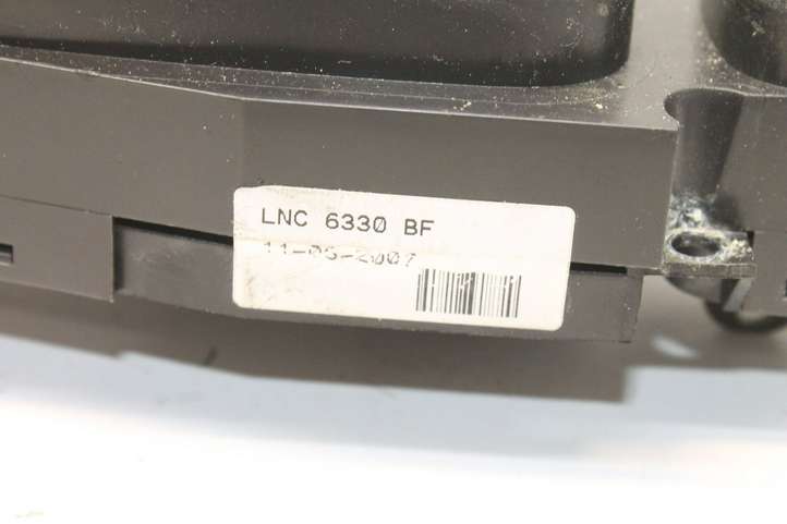 Jaguar XJ X308 (1998 - 2002)  LNC6330BF Кнопка крюка в багажнике