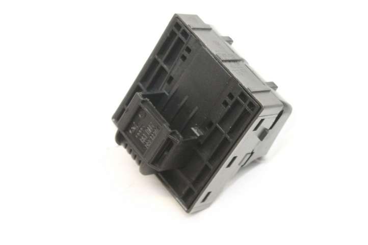 Audi A5 (2011 - 2016)  8K0959851G Кнопка крюка в багажнике
