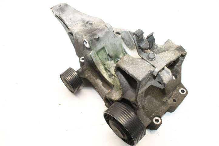 BMW 5 F10 F11 (2009 - 2016)  7802639 Кронштейн генератора