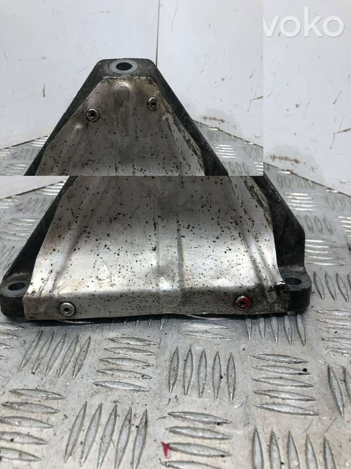 BMW 5 F10 F11 (2009 - 2016)  22118777628 Кронштейн