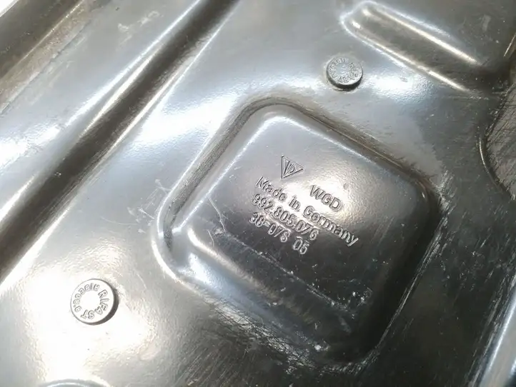 Porsche 911 992 (2019 - ) 992805076 Площадка аккумулятора — фото 4