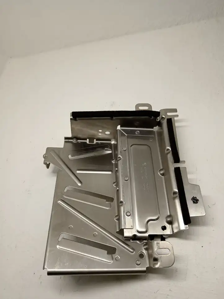 BMW 7 G11 G12 (2015 - 2022)  9353270 Держатель / кронштейн усилителя звука